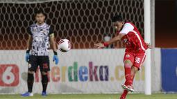 Maman Abdurrahman - Bek Persija Jakarta ini sebelumnya pernah memperkuat tim kebanggaan masyarakat Jawa Barat itu selama hampir enam musim yakni 2008-2013. Maman sempat menjadi benteng kokoh di jantung pertahanan Persib Bandung kala itu. (Bola.com/M Iqbal Ichsan)