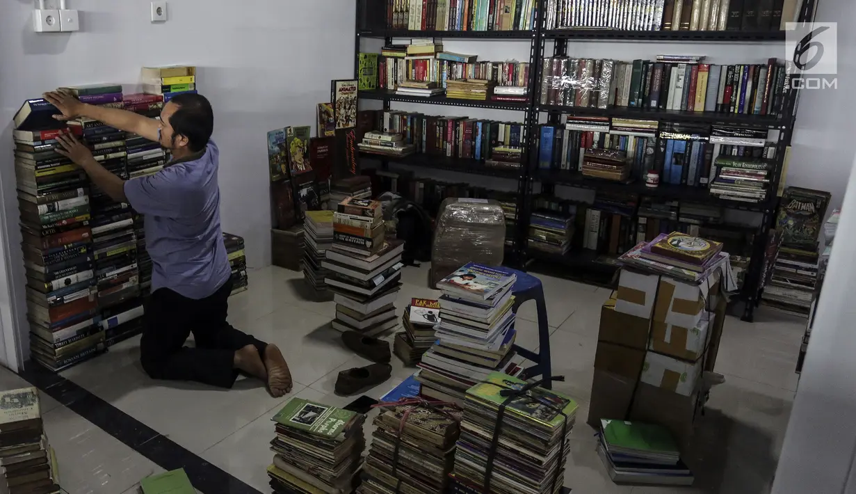 Pedagang merapikan buku Pasar Buku Jakbook Kenari, Salemba, Jakarta, Selasa (30/7/2019). Para pedagang mengaku penjualan mereka sangat minim sejak lokasi itu diresmikan Gubernur Anies Baswedan pada 29 April 2019. (Liputan6.com/Johan Tallo)