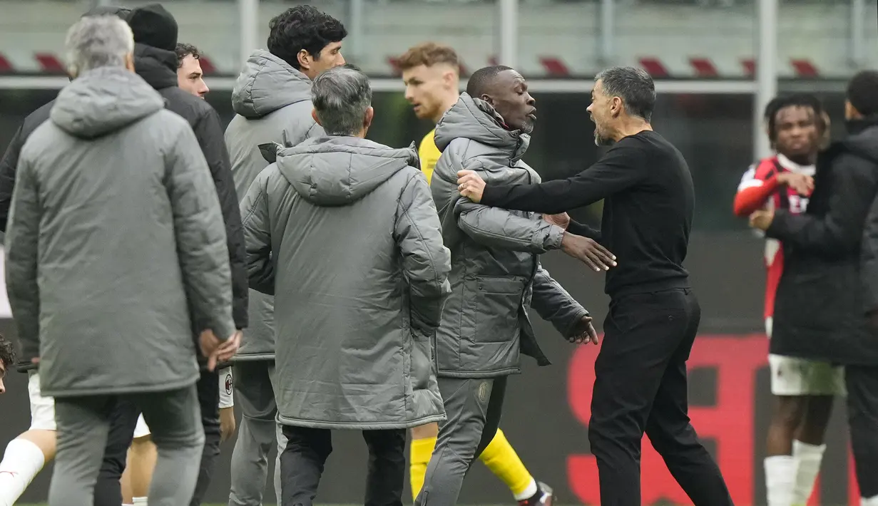 Pelatih AC Milan, Sergio Conceicao bersitegang dengan kapten Davide Calabria (ketiga kiri) setelah laga lanjutan Liga Italia 2024/2025 melawan Parma di San Siro, Milan, Italia, Senin (27/01/2025) dini hari WIB. (AP Photo/Luca Bruno)