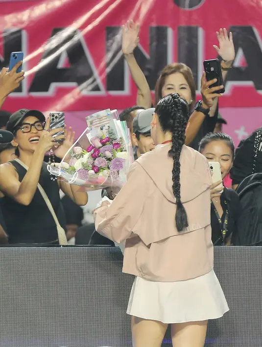 Maxime yang tampil kasual mengenakan hoodie, celana pendek, dan topi serba hitam terlihat kegirangan menyambut Luna sembari menyerahkan buket bunga.  [Foto: Fimela/Bambang E. Ros].