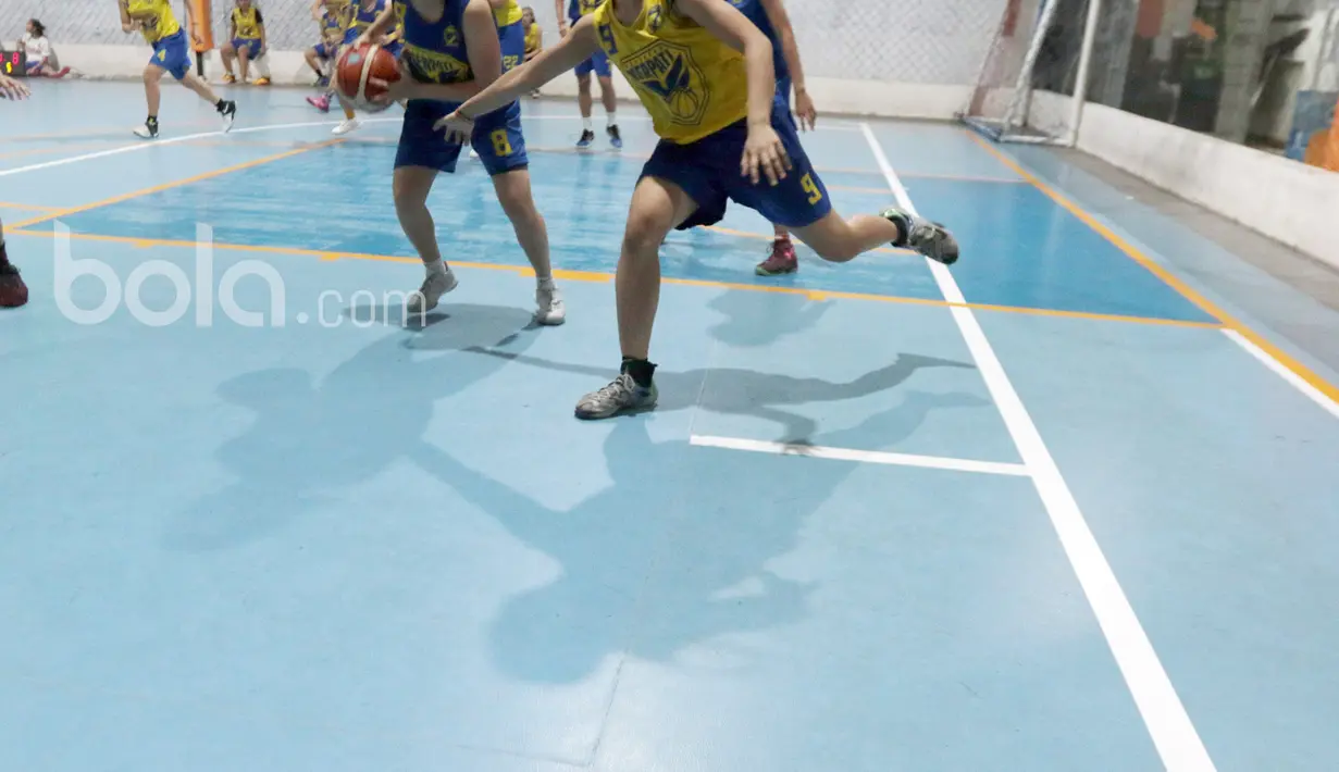 Para Pebasket Merpati Bali tengah serius berlatih di Futsal Hut, Asaba Arena, Jumat (20/1/2017). Latihan ini guna persiapan mengikuti kompetisi "Merpati Bali Basketball Challenge" di Denpasar, Bali, 2-7 Februari 2017. (Bola.com/Nicklas Hanoatubun)