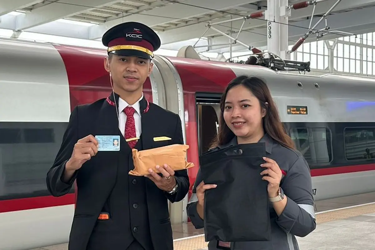 Petugas kereta Whoosh mengembalikan uang penumpang Rp50 juta yang tertinggal