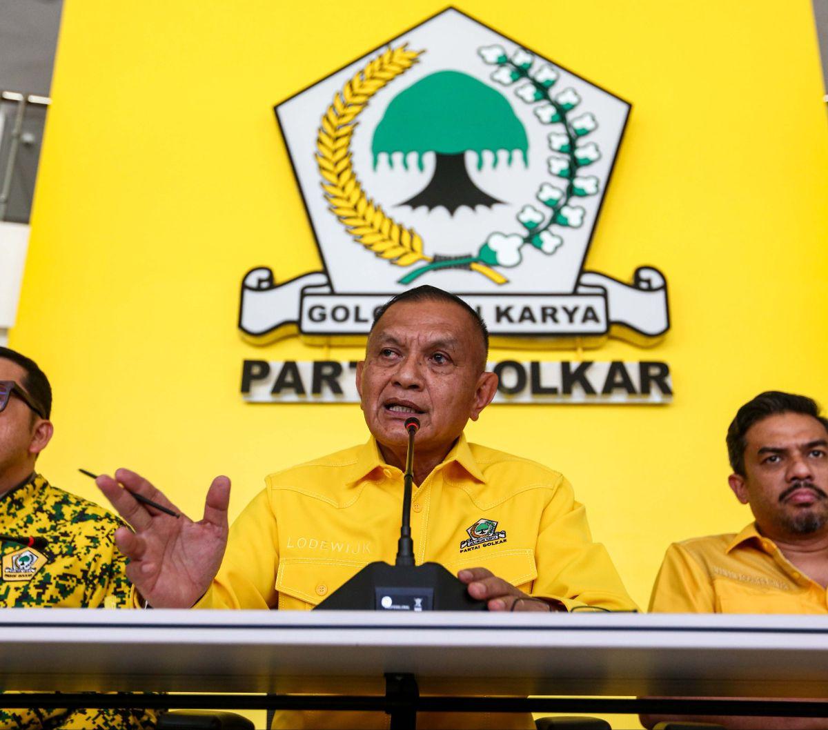 Sekjen Partai Golkar Lodewijk Freidrich Paulus (tengah) didampingi Wakil Ketua Umum Ahmad Doli Kurnia (kiri) dan Ketua Badan Pemenangan Pemilu (Bappilu) Maman Abdurrahman (kanan) menyampaikan tanggapan terkait hasil Pemilu 2024 di DPP Partai Golkar, Jakar