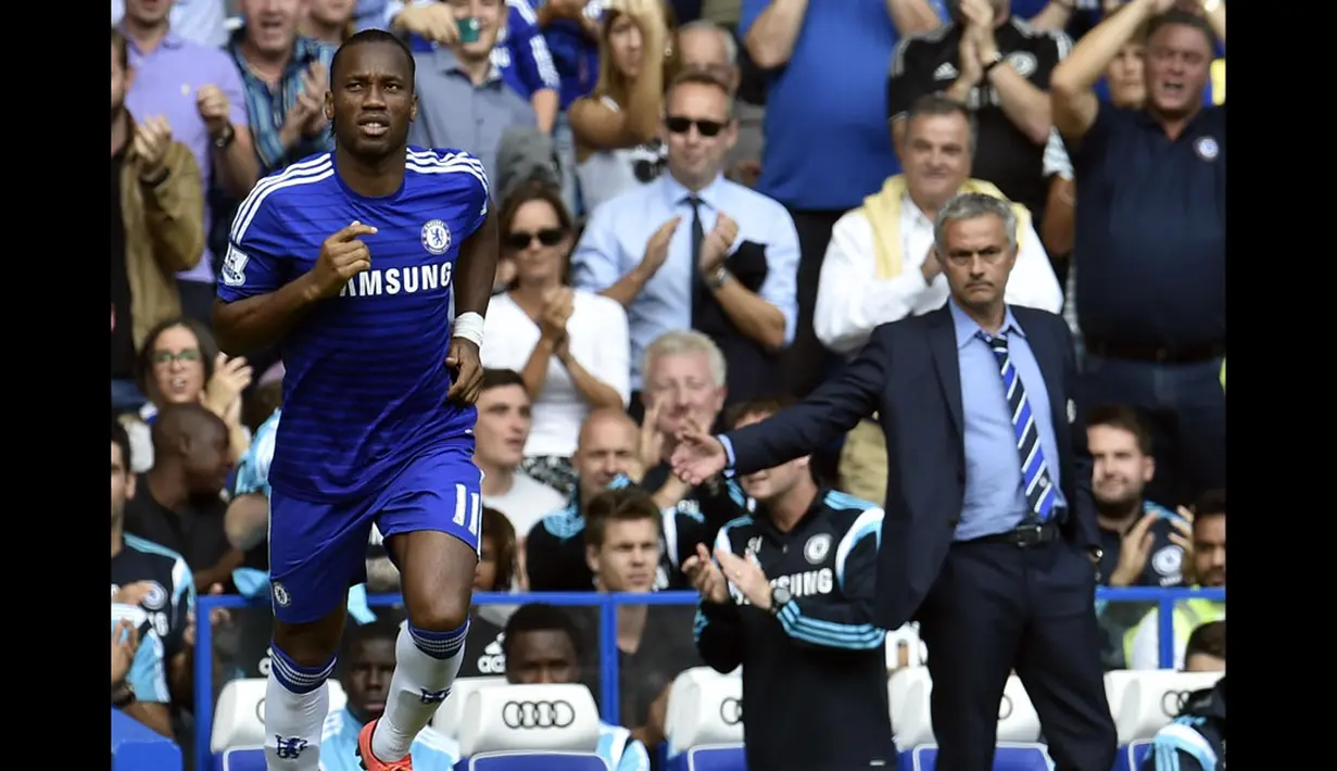 Pelatih Chelsea, Jose Mourinho (kanan), memberikan instruksi pada Didier Drogba saat berlaga kontra Leicester City di Stadion Stamford Bridge, London, (23/8/2014). (REUTERS/Toby Melville)