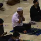 Jemaah berdoa saat menunaikan salat Jumat di Masjid Istiqlal, Jakarta, Jumat (11/2/2022). Di tengah lonjakan kasus Covid-19 di DKI, Masjid Istiqlal melakukan pembatasan jumlah jemaah maksimal 50 persen serta jam operasional pengunjung untuk shalat. (Liputan6.com/Herman Zakharia)