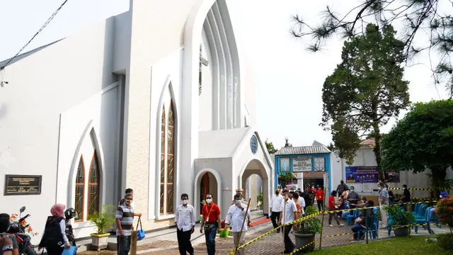 Bupati Garut sekaligus Ketua Tim Satgas Covid-19 Garut Rudy Gunawan memberikan klarifikasi ihwal beredarnya video vaksinasi di Gereja.