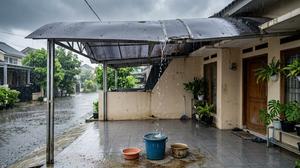 Kanopi Sering Bocor saat Hujan? Kenali Penyebabnya dan Cara Memilih Atap yang Tepat