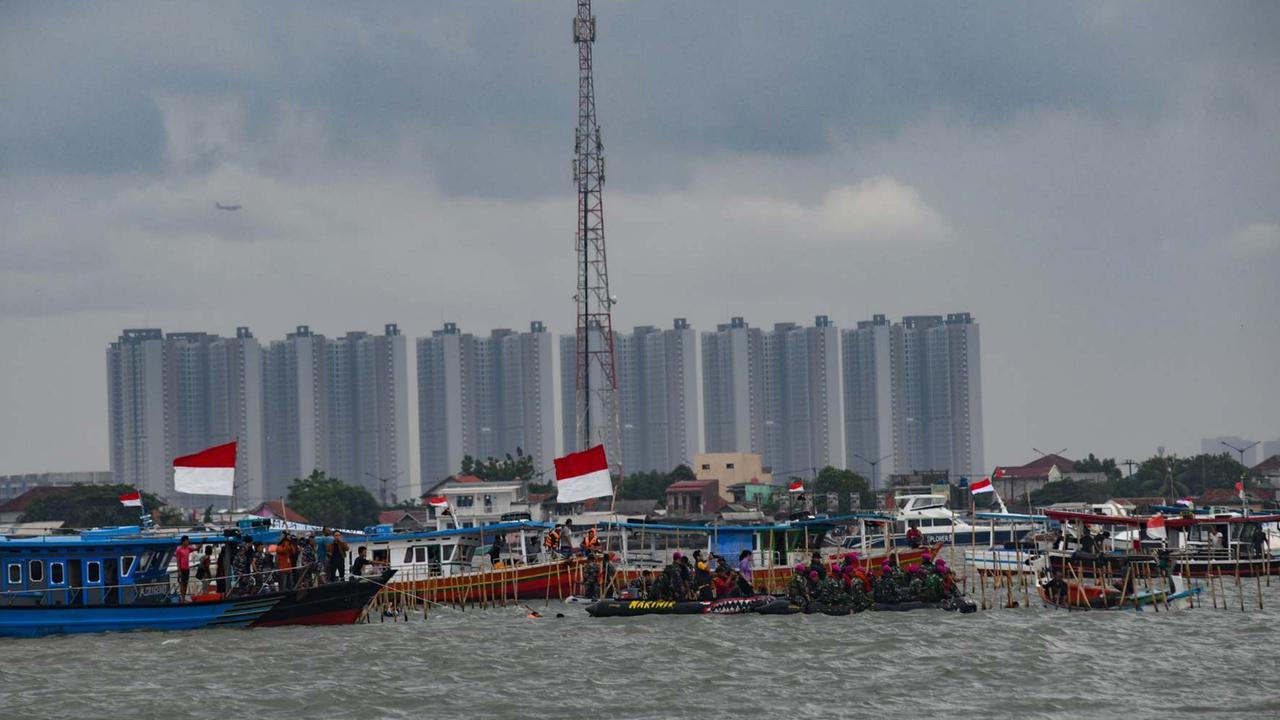 VIDEO: Nelayan Emosi Plang "Rawan Tsunami", Dilarang Cabut Pagar Laut