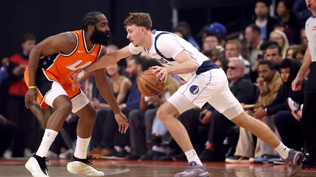 Aksi Cooper Flagg saat Mavericks melawan Clippers