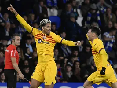 Bek Barcelona Ronald Araujo merayakan gol pembuka yang dicetaknya ke gawang Real Sociedad pada pekan ke-12 La Liga Spanyol di stadion Reale Arena, Minggu (5/11/2023). (AP Photo/Alvaro Barrientos)