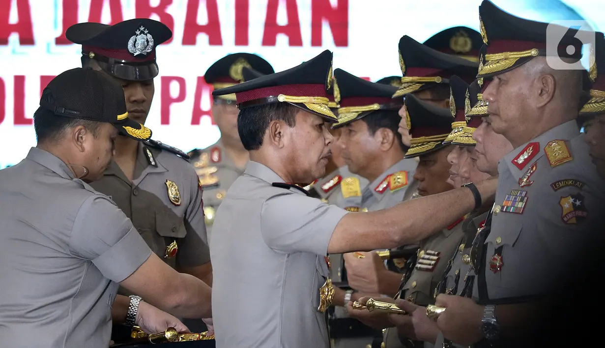 Kapolri Jenderal Idham Azis menyematkan tanda pangkat kepada sejumlah pejabat tinggi Polri saat  upacara sertijab di Rupatama Mabes Polri, Selasa (11/2/2020). Idham Azis memimpin delapan Kapolda yang dirotasi dan pejabat utama lain untuk melafalkan sumpah jabatan. (Liputan6.com/Johan Tallo)