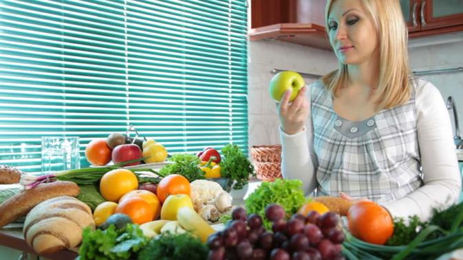 Ilustrasi makan buah dan sayur. (foto: shutterstock)