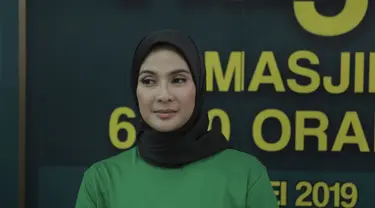 Maudy Koesnaedi saat menghadiri acara buka puasa bersama keluarga si Doel The Movie 2 di Kawasan Lebak Bulus, Jakarta Selatan pada Selasa (14/5/2019). (Kapanlagi.com/Muhammad Akrom Sukarya)
