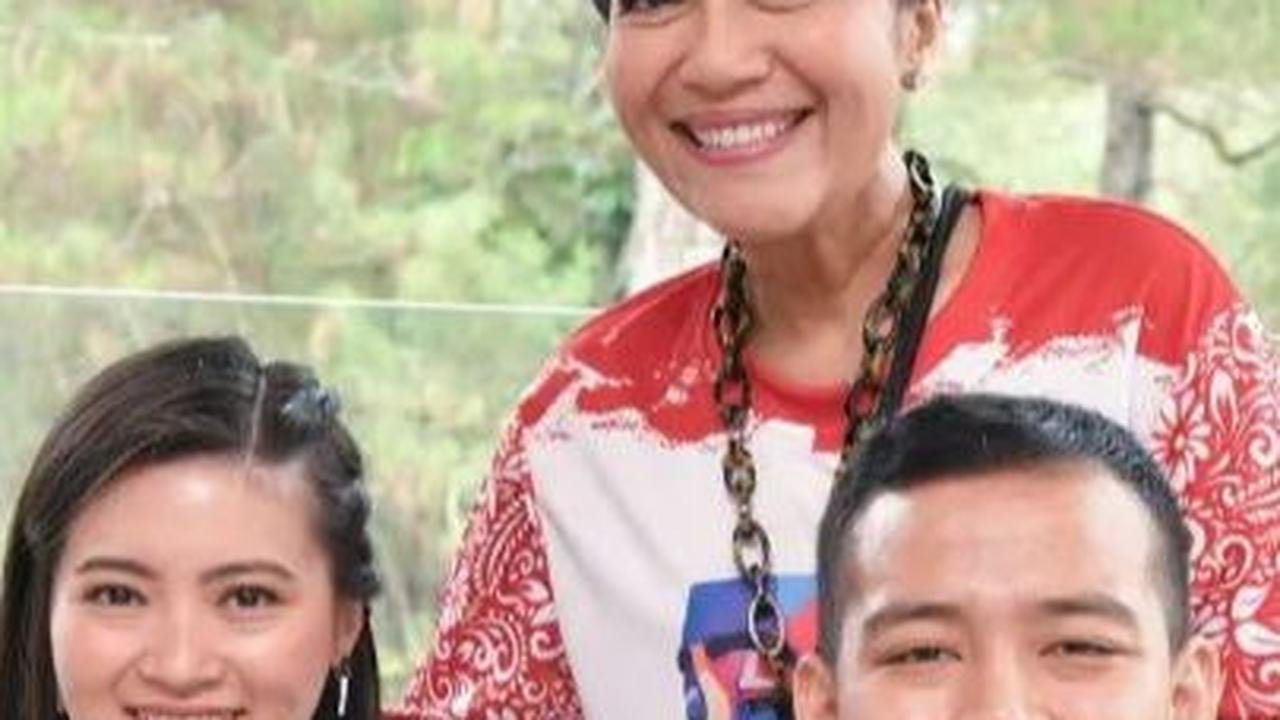 Bahkan di salah satu foto, terlihat Hetty Andika Perkasa tengah merangkul Angela dan Hafiz yang duduk bersebelahan. <br>