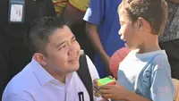 Seskab Teddy Bagikan Mainan Rubik hingga Protein Bar ke Anak-anak NTT Terdampak Gempa (Lizsa Egeham/Liputan6.com)