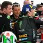 Pembalap LCR Honda, Cal Crutchlow mendapat ucapan selamat dari pembalap Yamaha Tech 3, Johann Zarco seusai menjuarai MotoGP Argentina di Sirkuit Termas de Rio Hondo, Minggu (8/4). Crutchlow yang start di urutan ke-10 menjadi juara. (AP/Natacha Pisarenko)