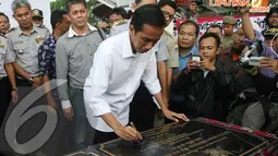 Jokowi membubuhkan tanda tangannya untuk meresmikan Terminal Manggarai, Jakarta ,Rabu (16/04/2014) (Liputan6.com/Herman Zakharia).