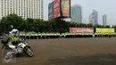 Ratusan Polantas mengikuti apel gelar pasukan kesiapan banjir di Mapolda Metro Jaya, Jakarta, Selasa (10/11). Apel tersebut guna mempersiapkan pasukan dan infrastruktur pendukung untuk mengantisipasi banjir di Ibukota Jakarta. (Liputan6.com/Yoppy Renato)