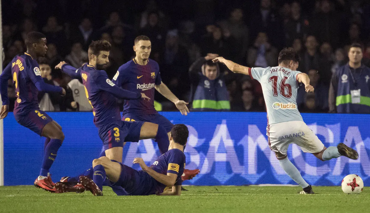 Gelandang Celta Vigo, Jozabed, melepaskan tendangan ke gawang Barcelona pada leg pertama babak 16 besar Copa del Rey di Stadion Balaidos, Kamis (4/1/2018). Kedua tim bermain imbang 1-1. (AP/Lalo R. Villar)