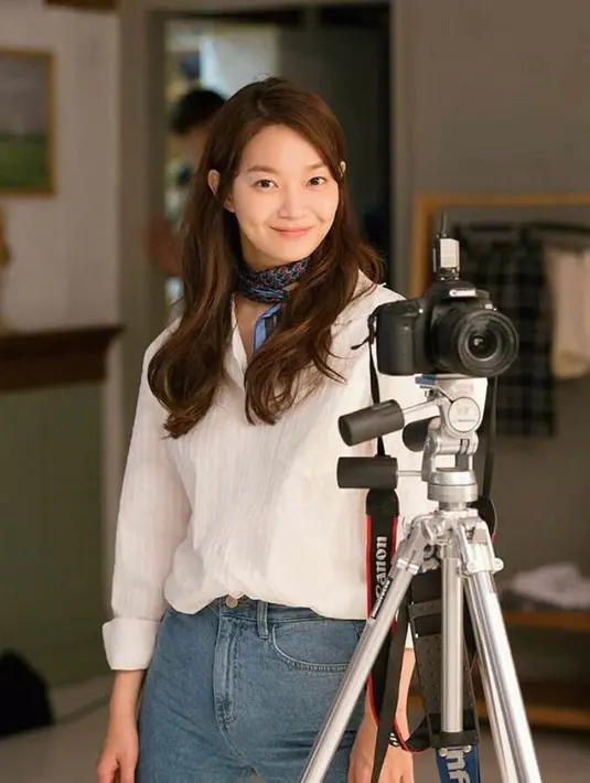 White blouse yang dipadu bersama blue jeans dan neck scarf cocok buat tampilan kantor kasual yang simple namun eye catching. (Instagram/weloveshinmina).