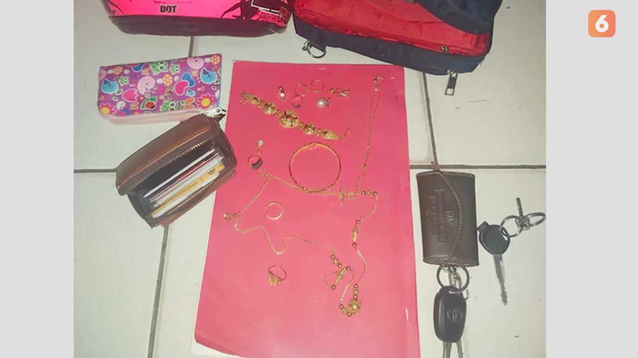 Barang bukti aksi jambret yang dilakukan suami kepada istri sendiri (Fauzan/Liputan6.com)