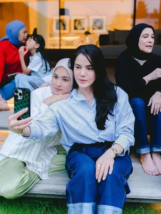 Alice Norin juga muncul di acara reunian ini. Ia tampil cantik mengenakan atasan lengan panjang bermotif garis-garis biru putih, dipadu dengan celana panjang denim. [Foto: Instagram/tersyifa_syifa]