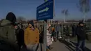 Orang-orang menunggu anggota keluarga tiba dari Ukraina di perbatasan Medyka, di Medyka, Polandia, Sabtu, 26 Februari 2022. Lebih dari sekitar 500.000 orang terpaksa meninggalkan Ukraina selama invasi Rusia. (AP Photo/Bernat Armangue)