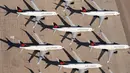 Pesawat komersial Air Canada yang dinonaktifkan dan ditangguhkan terlihat disimpan di Pinal Airpark, Marana, Arizona, Amerika Serikat, 16 Mei 2020. Pinal Airpark saat ini menampung lebih banyak pesawat akibat pandemi COVID-19. (Christian Petersen/Getty Images/AFP)