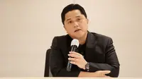 Ketua umum PSSI, Erick Thohir memberikan keterangan pers di Menara Danareksa, Jakarta, Selasa (25/7/2023) petang WIB. (Bola.com/M Iqbal Ichsan)