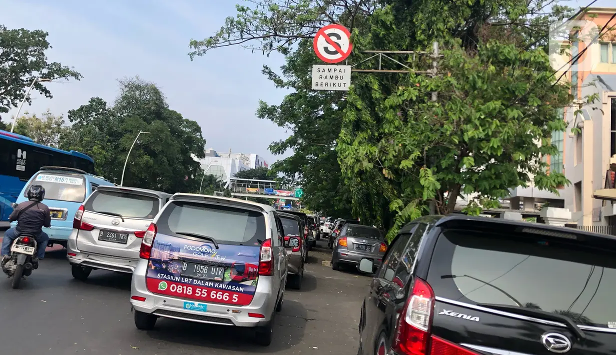 Kendaraan terparkir di sekitar trotoar kawasan Jatinegara, Jakarta, Selasa (14/7/2020). Tidak adanya sanksi tegas membuat trotoar yang telah diperlebar tersebut justru dimanfaatkan sebagai lahan parkir liar yang mengganggu ketertiban umum. (Liputan6.com/Immanuel Antonius)