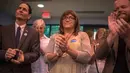 Christine Hallquist (tengah) terpilih menjadi calon gubernur negara bagian Vermont dari Partai Demokrat di Burlington, Rabu (15/8). Hallquist menjadi transgender pertama di Amerika Serikat yang maju ke pemilihan gubernur. (Hillary Swift/Getty Images/AFP)