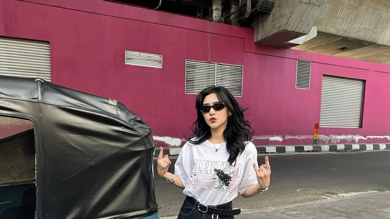 Gaya Kasual Isyana Sarasvati Bak Gen Z, Gantungkan Bag Charm di Barrel Pants untuk Sentuhan Playful