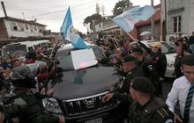 Terbukti korupsi, warga Guatemala hadang mobil Presiden Molina
