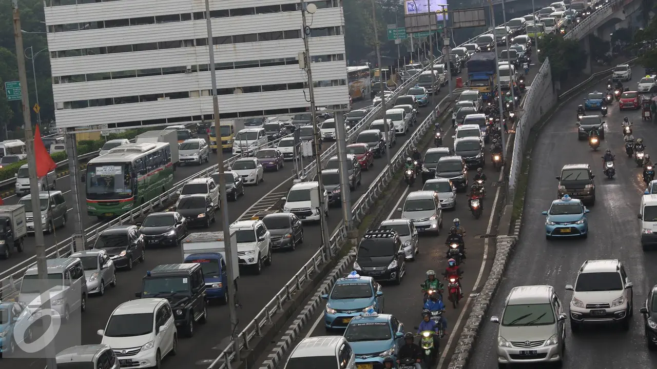 20160830- Efek Ganjil-Genap Jalan Gatot Subroto Dipadati Kendaraan-Jakarta- Immanuel Antonius