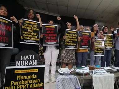 Aliansi Mogok Makan Untuk Undang Undang Perlindungan Pekerja Rumah Tangga (UU PPRT) menggelar aksi mogok makan bergilir atau berpuasa massal di Gedung YLBHI, Jakarta, Minggu (6/7/2023). (merdeka.com/Arie Basuki)