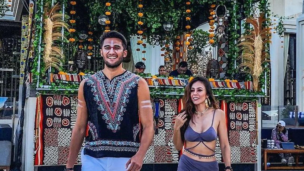 Wulan dan Sabda memang dikenal sebagai salah satu pasangan yang romantis dan kerap mengumbar kemesraan di media sosial. Mereka pun kerap liburan bareng hingga ke luar negeri.