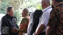 Presiden RI ke 6, Susilo Bambang Yudhoyono bersalaman dengan keluarga Mike Mohede di rumah duka, Tangerang Selatan, Banten, Senin (01/08).Sebelumnya Mike Mohede pernah mengisi acara ulang tahun SBY. (Liputan6.com/ Herman Zakharia)
