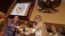 Ketua DPD Irman Gusman (kiri) bersalaman dengan Plt Ketua KPK Taufiqurrahman Ruki (kanan) usai penandatanganan nota kesepahaman antar kedua lembaga terkait pemberantasan korupsi, Jakarta, Selasa (19/5/2015). (Liputan6.com/Andrian M Tunay)
