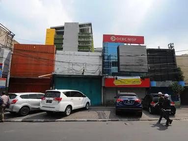 Pejalan kaki melintas di depan sejumlah pertokoan yang tutup di Jalan Sabang, Jakarta pada Rabu (22/5/2019). Pemilik toko dan pengelola kantor di kawasan tersebut menutup toko dan kantor mereka imbas aksi 22 Mei 2019 yang berakhir rusuh di beberapa titik lokasi. (Liputan6.com/Aangga Yuniar)