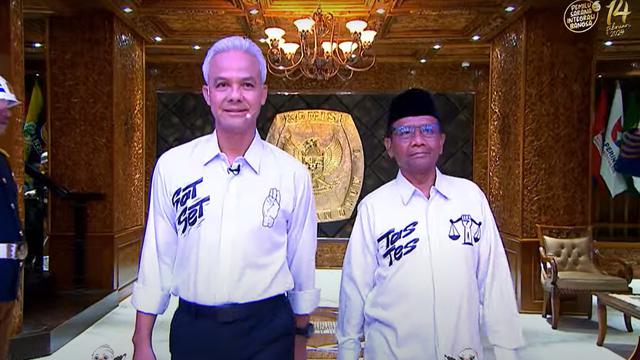 Pasangan capres-cawapres nomor urut 3 Ganjar Pranowo dan Mahfud Md di acara debat capres di kantor Komisi Pemilihan Umum (KPU), Selasa (12/12/2023).