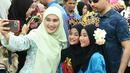 Menikah saat menjadi mahasiswi, Sarah lulus dengan gelar kehormatan di University of Brunei Darussalam. Sarah mendapat Book Prize di Sarjana Seni (Kebijakan dan Administrasi Publik). (Instagram.com/bruneiroyalfamily)