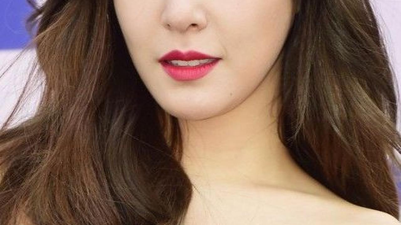 "Meski beberapa hari ini aku tidur masih memakai makeup. Tapi sebenarnya, rutinitas sebelum tidur, aku tidak bisa tidur sampai aku menghapus semua makeup ku," jelasnya.