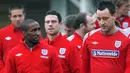 Kapten Inggris, John Terry (kanan) didampingi Jermain Defoe (kiri) memimpin sesi latihan timnas yang digelar di London Colney, 10 November 2009 jelang laga persahabatan melawan Brasil di Dubai. AFP PHOTO / Ian Kington 