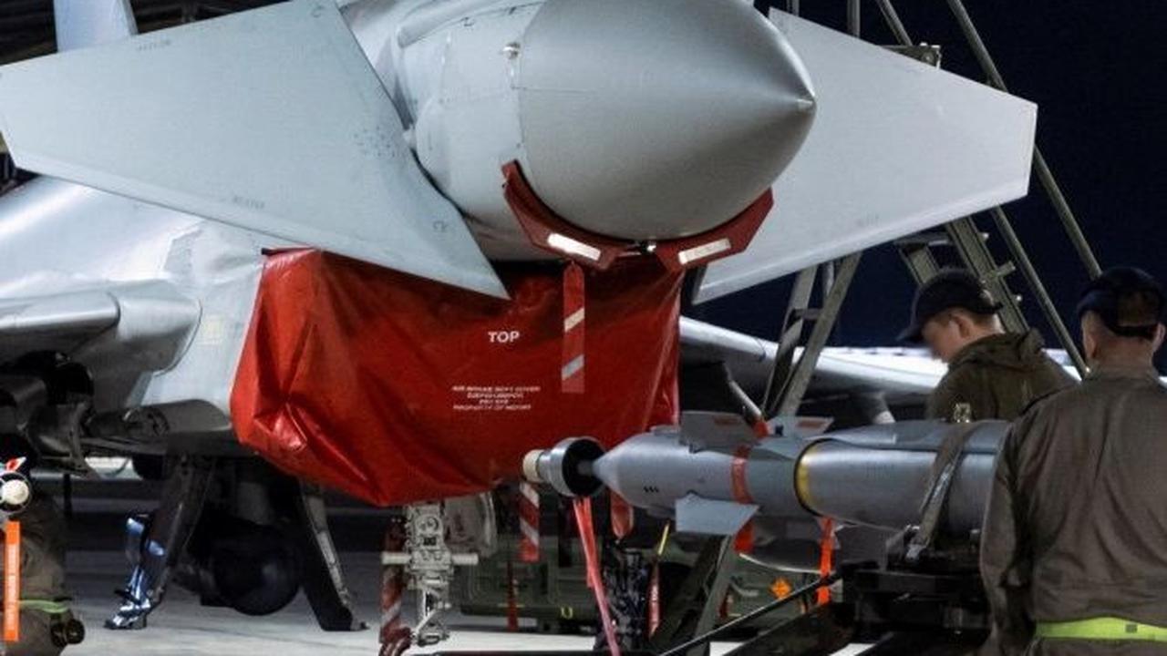 FOTO: Momen Inggris Siapkan Jet Tempur Royal Air Force Typhoon FGR4 Bersenjata Canggih Sebelum Gempur Houthi di Yaman