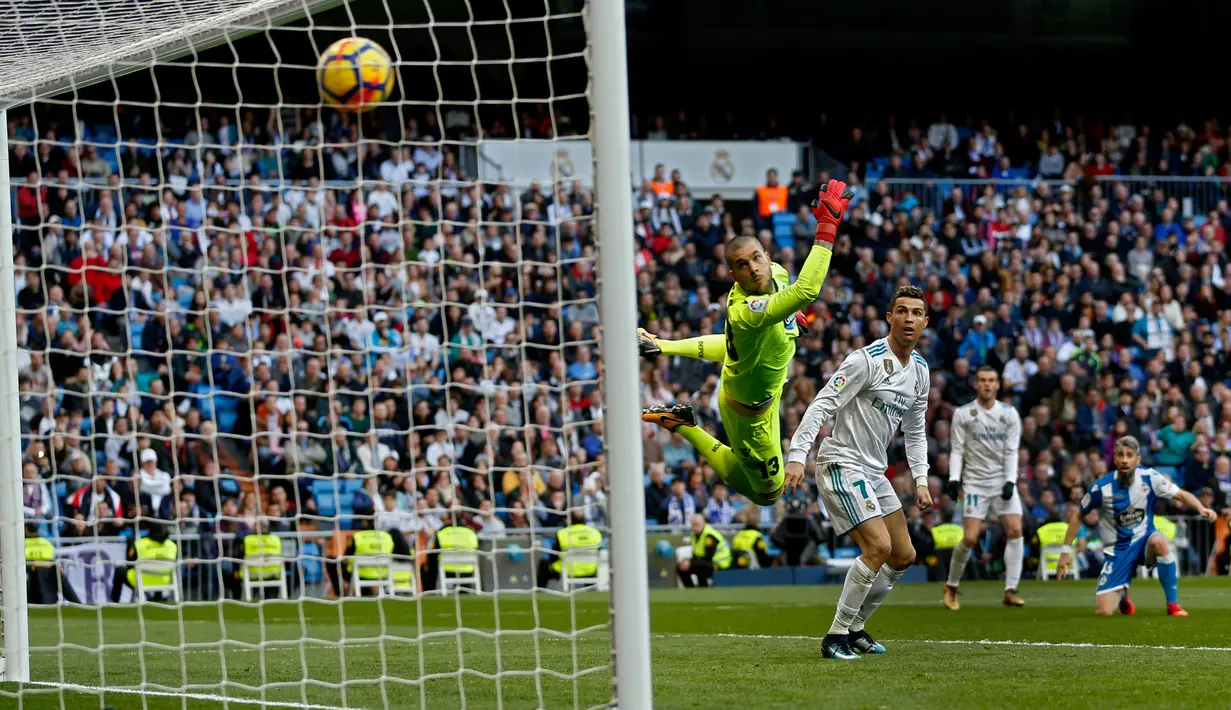 Pemain Real Madrid, Gareth Bale berhasil mencetak gol ke gawang Deportivo La Coruna dalam lanjutan La Liga Spanyol di Santiago Bernabue, Senin (22/1). Bale menyumbangkan dua gol kemenangan Real Madrid dengan skor 7-1. (AP/Francisco Seco)