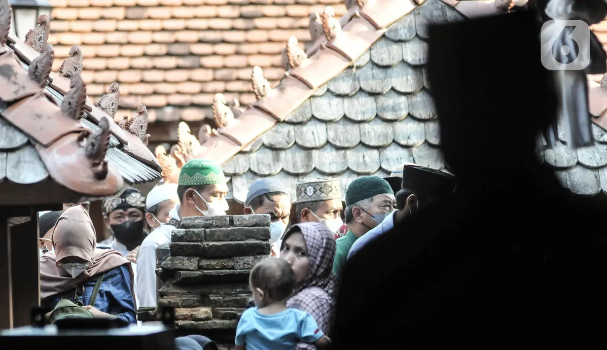 Peziarah saat mendatangi makam Sunan Kudus, Kauman, Kabupaten Kudus, Jawa Tengah, Rabu (30/3/2022). Jelang bulan suci Ramadhan, ribuan umat muslim dari berbagai daerah di Indonesia mulai memadati makam Sunan Kudus untuk berziarah sebagai tradisi  sebelum puasa. (merdeka.com/Iqbal S. Nugroho)