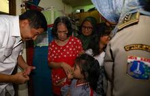 FOTO: Momen Menteri Ara Tinjau Kondisi Rumah Nenek Hasna yang Berukuran 2x3 Meter dan Dihuni 13 Orang