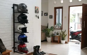 8 Ide Tempat Menyimpan Helm di Rumah Agar Tidak Berantakan, Praktis Hemat Ruang