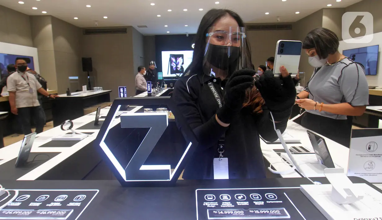 Model mencoba perangkat telpon Samsung di sela-sela peresmian Samsung Experince Store di Cilandak Town Square, Jakarta (3/11/2021). Samsung Exclusive Brand Shop terbaru secara serempak hadir di 30 titik terdiri dari 12 Samsung Experience Store dan 18 Samsung Excellent Partner.(Liputan6.com/HO/Ading)