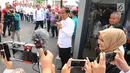 Presiden Joko Widodo atau Jokowi berpose saat menghadiri peresmian Halal Park di Kompleks Gelora Bung Karno (GBK), Senayan, Jakarta, Selasa (16/4). Jokowi menuturkan, lewat halal park ini dapat mengenalkan produk-produk halal kepada masyarakat. (Liputan6.com/Angga Yuniar)